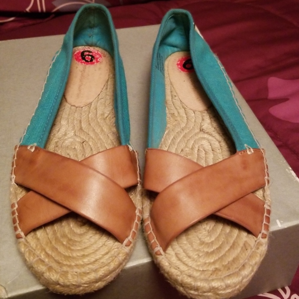 Tommy Bahama Flats